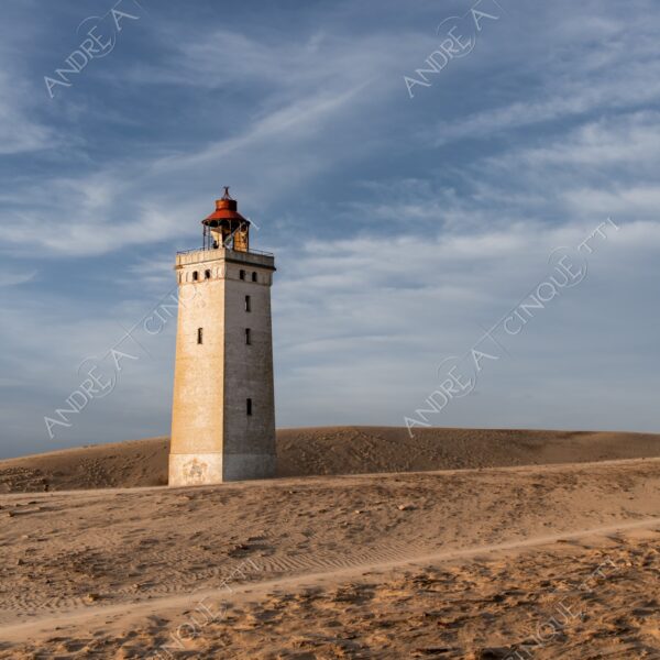 danimarca denmark rubjerg knude lighthouse faro tramonto sunset sundown dusk twilight alba sunrise spiaggia beach shore sand sabbia impronte footprints