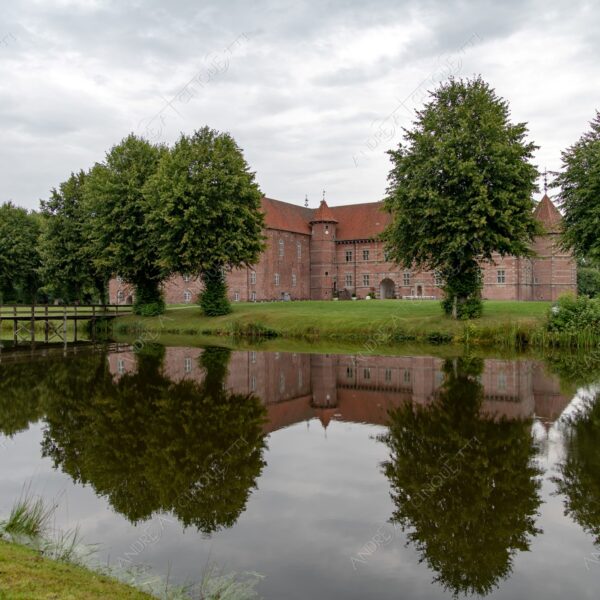 danimarca denmark voergard castle castello fonatana fountain sentiero path trail riflessi reflections stagno pond fossato moat specchio mirror