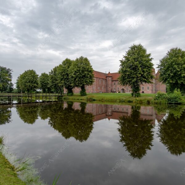 danimarca denmark voergard castle castello fonatana fountain sentiero path trail riflessi reflections stagno pond fossato moat specchio mirror