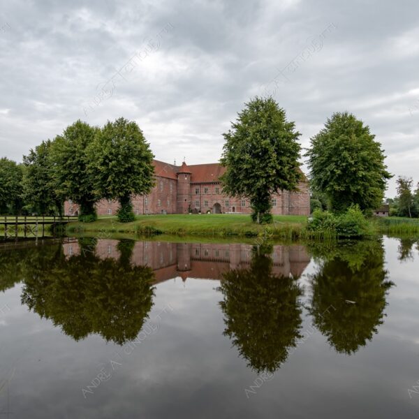 danimarca denmark voergard castle castello fonatana fountain sentiero path trail riflessi reflections stagno pond fossato moat specchio mirror