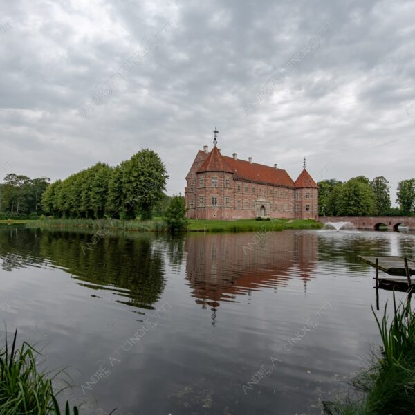 danimarca denmark voergard castle castello fonatana fountain sentiero path trail riflessi reflections stagno pond fossato moat