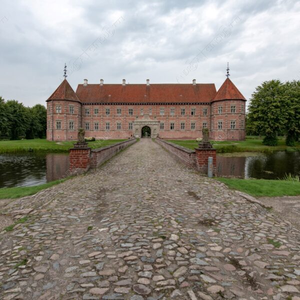 danimarca denmark voergard castle castello fonatana fountain sentiero path trail riflessi reflections stagno pond fossato moat