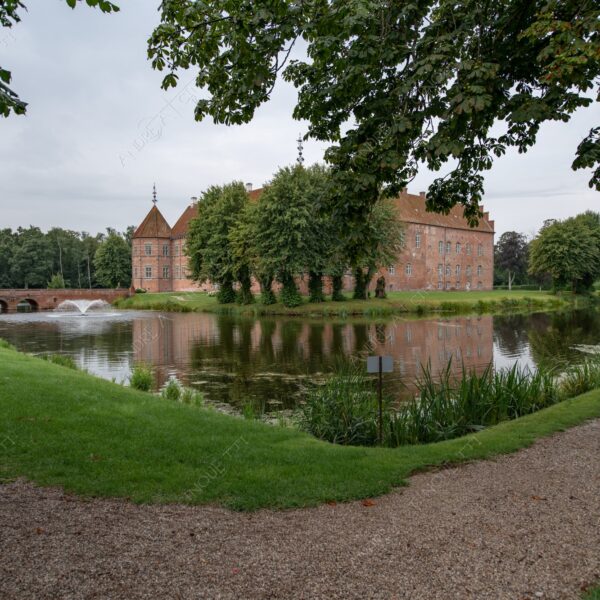 danimarca denmark voergard castle castello fonatana fountain sentiero path trail riflessi reflections stagno pond fossato moat