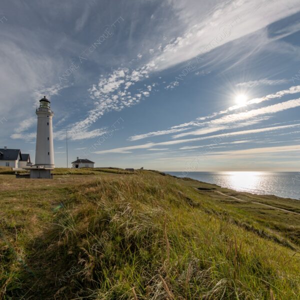 danimarca denmark hirtshals lighthouse faro sole sun mare sea spiaggia beach shore costa coast collina hill nuvole clouds sole sun