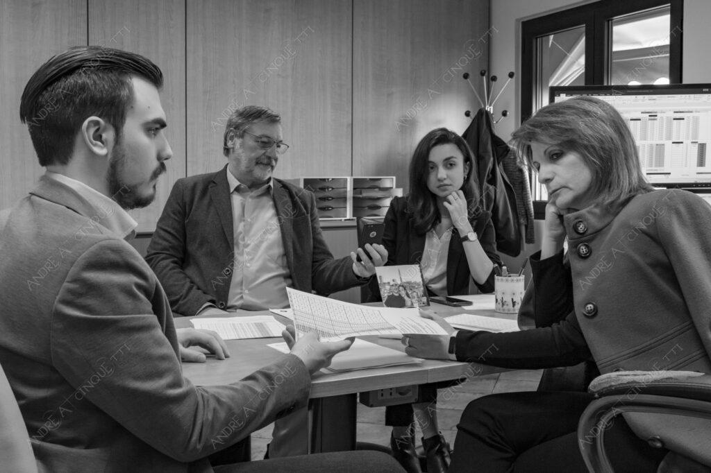 bianco e nero black and white violenza violence ufficio office colleghi colleagues solitudine loneliness tristezza sadness carriera career