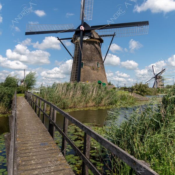 olanda holland paessi bassi the netherlands kinderdijk mulini a vento windmill windmills nuvole clouds canale channel canal vie d'acqua waterways ponte bridge corrimano handrail