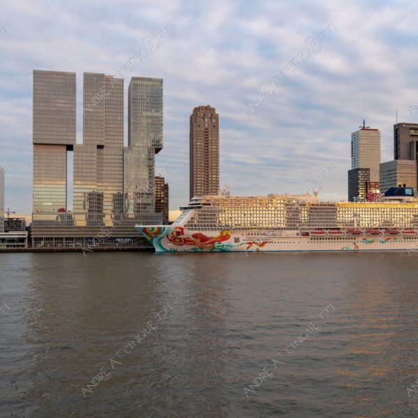 olanda holland paessi bassi the netherlands rotterdam porto harbour grattacieli skyscrapers nave da crociera cruise ship tramonto sunset sundown crepuscolo dusk twilight alba sunrise