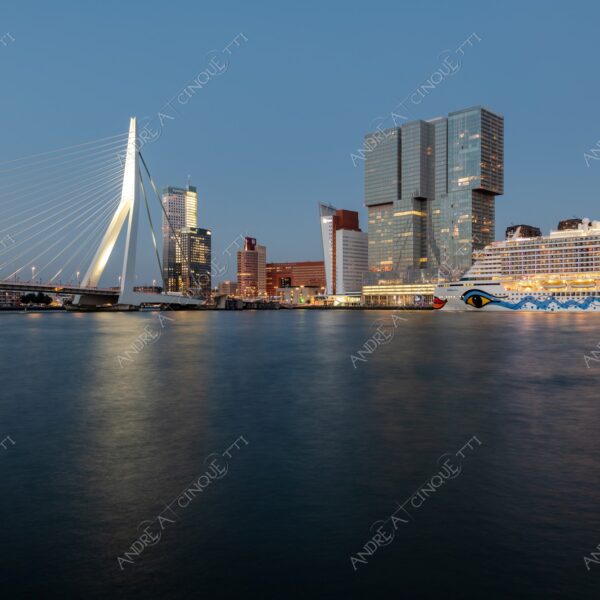 olanda holland paessi bassi the netherlands rotterdam porto harbour grattacieli skyscrapers nave da crociera cruise ship tramonto sunset sundown crepuscolo dusk twilight blue hour lunga esposizione long exposure