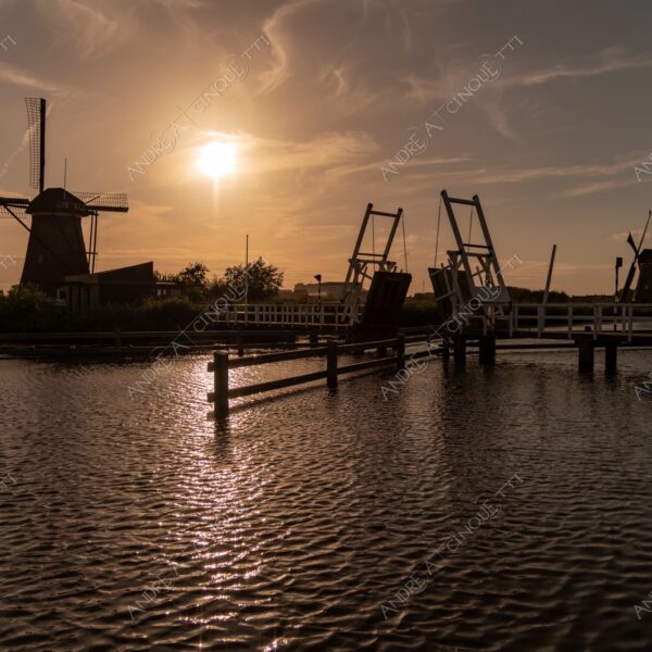 olanda holland paessi bassi the netherlands kinderdijk mulini a vento windmill windmills nuvole clouds canale channel canal vie d'acqua waterways tramonto sunset sundown crepuscolo dusk twilight alba sunrise ponte bridge controluce backlit backlight silhouette