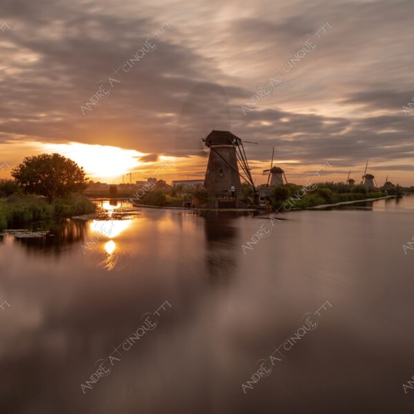 olanda holland paessi bassi the netherlands kinderdijk mulini a vento windmill windmills nuvole clouds canale channel canal vie d'acqua waterways tramonto sunset sundown crepuscolo dusk twilight alba sunrise lunga esposizione long exposure