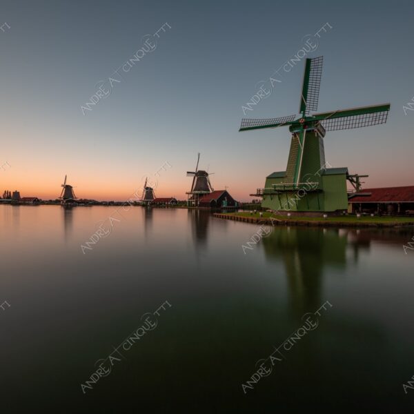 olanda holland paessi bassi the netherlands amsterdam zaanse schans casa house home ponte bridge lago lake loch pond riflessi reflections mirror specchio lunga esposizione long exposure tramonto sunset sundown crepuscolo dusk twilight alba sunrise mulino a vento windmill