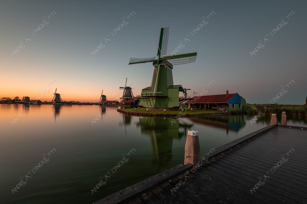 olanda holland paessi bassi the netherlands amsterdam zaanse schans casa house home ponte bridge lago lake loch pond riflessi reflections mirror specchio lunga esposizione long exposure tramonto sunset sundown crepuscolo dusk twilight alba sunrise mulino a vento windmill