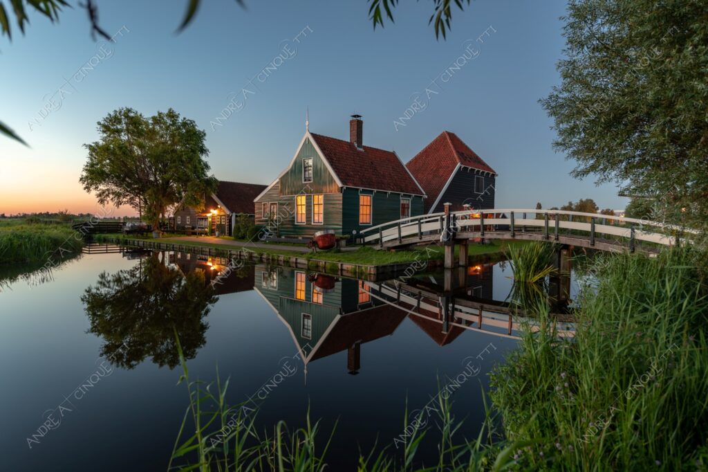 olanda holland paessi bassi the netherlands amsterdam zaanse schans casa house home ponte bridge lago lake loch pond riflessi reflections mirror specchio lunga esposizione long exposure tramonto sunset sundown crepuscolo dusk twilight alba sunrise