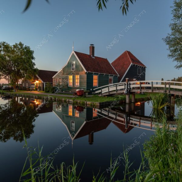 olanda holland paessi bassi the netherlands amsterdam zaanse schans casa house home ponte bridge lago lake loch pond riflessi reflections mirror specchio lunga esposizione long exposure tramonto sunset sundown crepuscolo dusk twilight alba sunrise