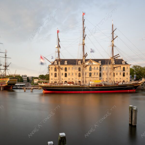 olanda holland paessi bassi the netherlands amsterdam tramonto sunset sundown crepuscolo dusk twilight alba sunrise canale canal channel porto harbor pontile molo pier wharf barca boat vascello vessel veliero sailing ship lunga esposizione long exposure