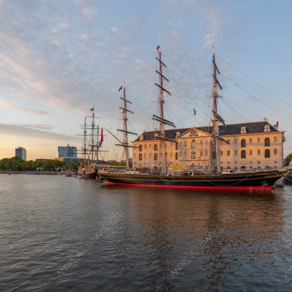 olanda holland paessi bassi the netherlands amsterdam tramonto sunset sundown crepuscolo dusk twilight alba sunrise canale canal channel porto harbor pontile molo pier wharf barca boat vascello vessel veliero sailing ship