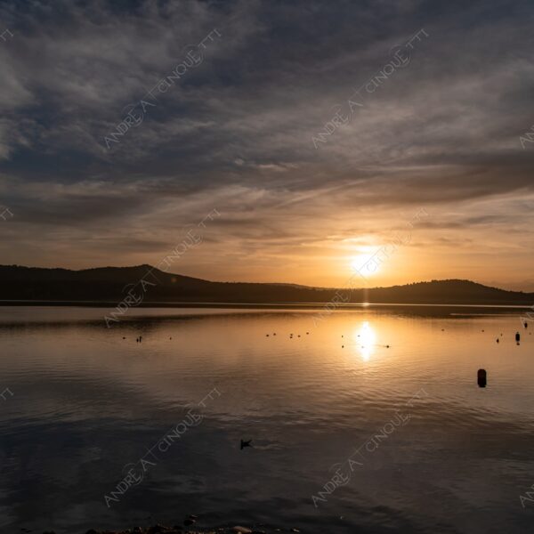 viverone lago lake mirror specchio riflessi reflections sole sun montagne mountains controluce backlight backlit profilo silhouette paesaggi landscapes sole sun alba sunrise dawn twilight tramonto sunset sundown