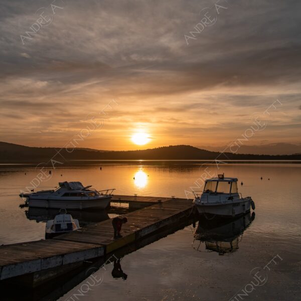 viverone lago lake mirror specchio riflessi reflections sole sun montagne mountains controluce backlight backlit profilo silhouette paesaggi landscapes sole sun alba sunrise dawn twilight tramonto sunset sundown molo pier wharf pontile barca boat bambino kid children