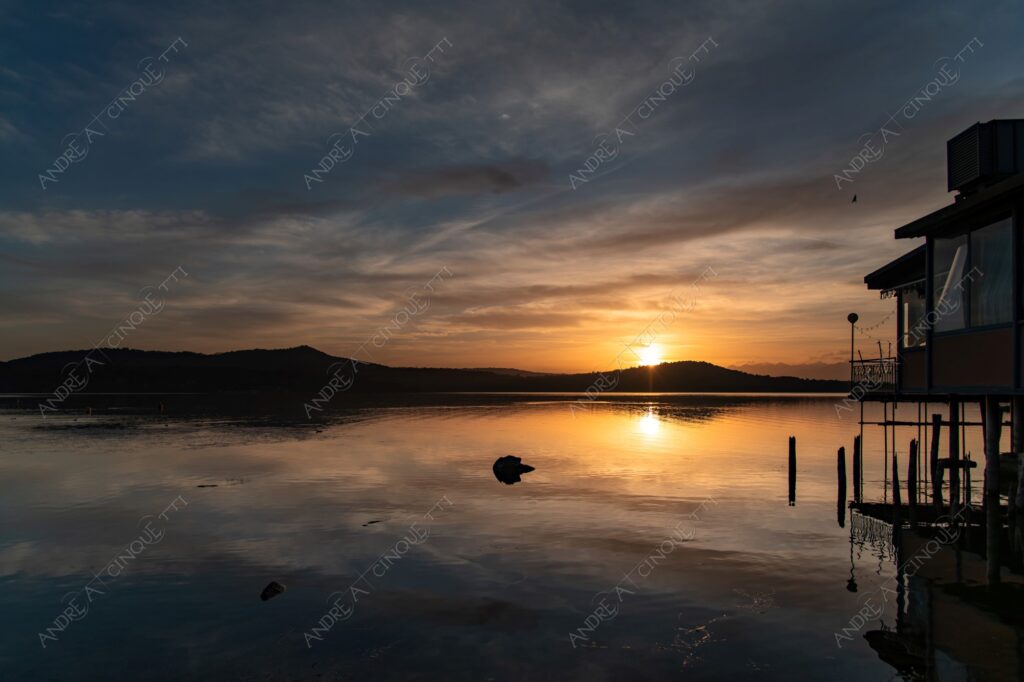 viverone lago lake mirror specchio riflessi reflections sole sun montagne mountains controluce backlight backlit profilo silhouette paesaggi landscapes sole sun alba sunrise dawn twilight tramonto sunset sundown