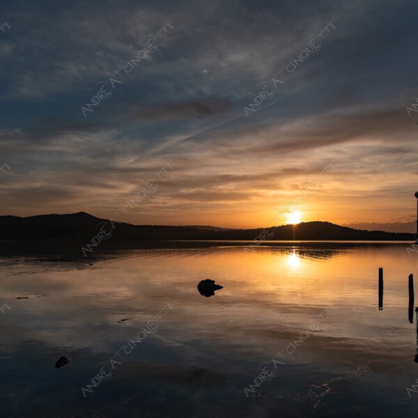 viverone lago lake mirror specchio riflessi reflections sole sun montagne mountains controluce backlight backlit profilo silhouette paesaggi landscapes sole sun alba sunrise dawn twilight tramonto sunset sundown