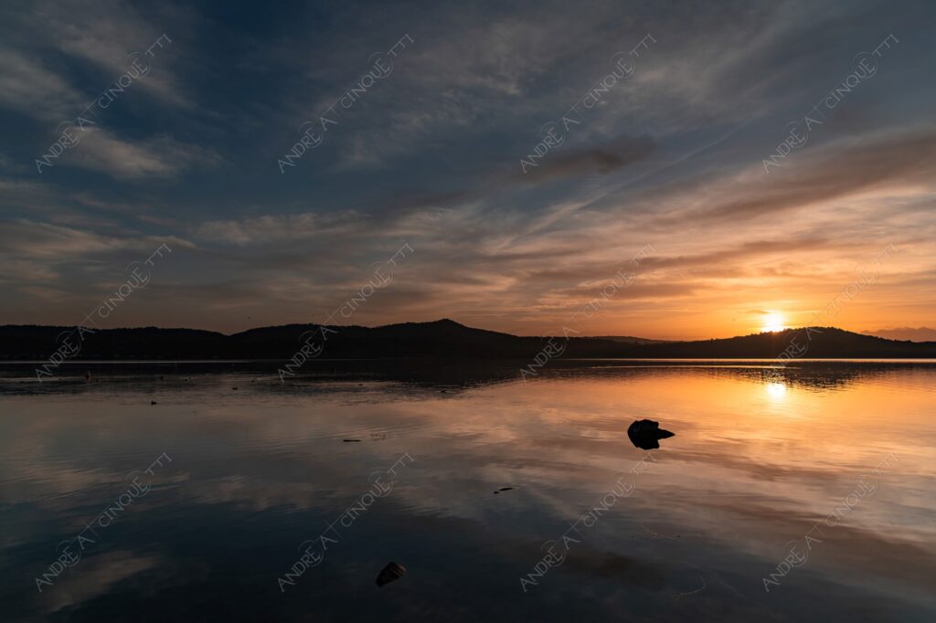 viverone lago lake mirror specchio riflessi reflections sole sun montagne mountains controluce backlight backlit profilo silhouette paesaggi landscapes sole sun alba sunrise dawn twilight tramonto sunset sundown
