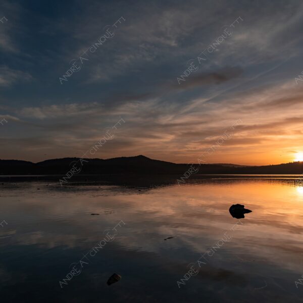viverone lago lake mirror specchio riflessi reflections sole sun montagne mountains controluce backlight backlit profilo silhouette paesaggi landscapes sole sun alba sunrise dawn twilight tramonto sunset sundown