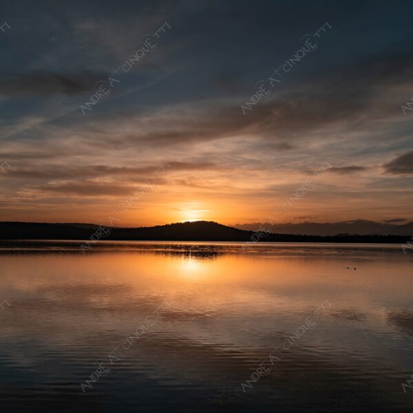 viverone lago lake mirror specchio riflessi reflections sole sun montagne mountains controluce backlight backlit profilo silhouette paesaggi landscapes sole sun alba sunrise dawn twilight tramonto sunset sundown