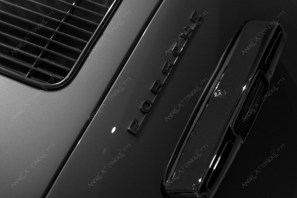 museo museum stoccarda stuttgart porsche bianco e nero black and white dettagli details penombra twilight scuro dark ombra shadow profilo silhouette curve bends auto car
