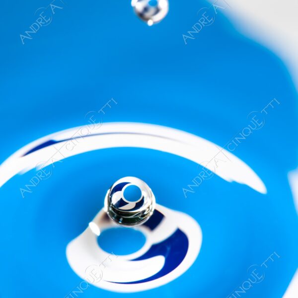 macro photography goccia gocce d'acqua water drop drops high speed sync riflessi reflections splash colori colours bounce bouncing marchio logo eurex eur-ex rettifica