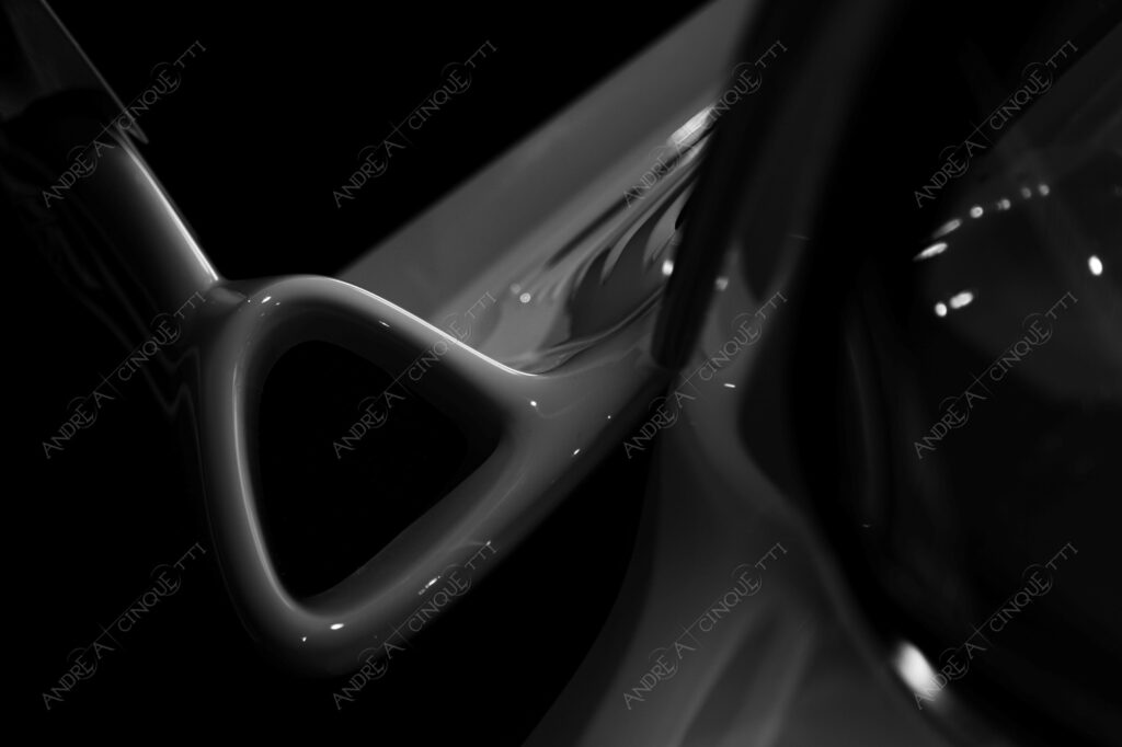 museo museum stoccarda stuttgart porsche bianco e nero black and white dettagli details penombra twilight scuro dark ombra shadow profilo silhouette curve bends auto car