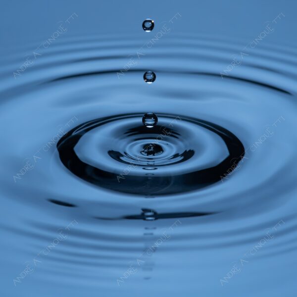 macro photography goccia gocce d'acqua water drop drops droplet droplets high speed sync studio photography riflessi reflections splash colori colours bounce bouncing