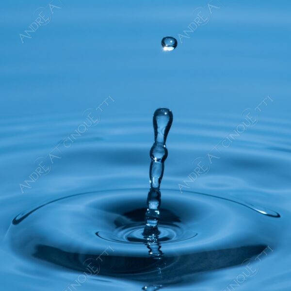 macro photography goccia gocce d'acqua water drop drops droplet droplets high speed sync studio photography riflessi reflections splash colori colours bounce bouncing