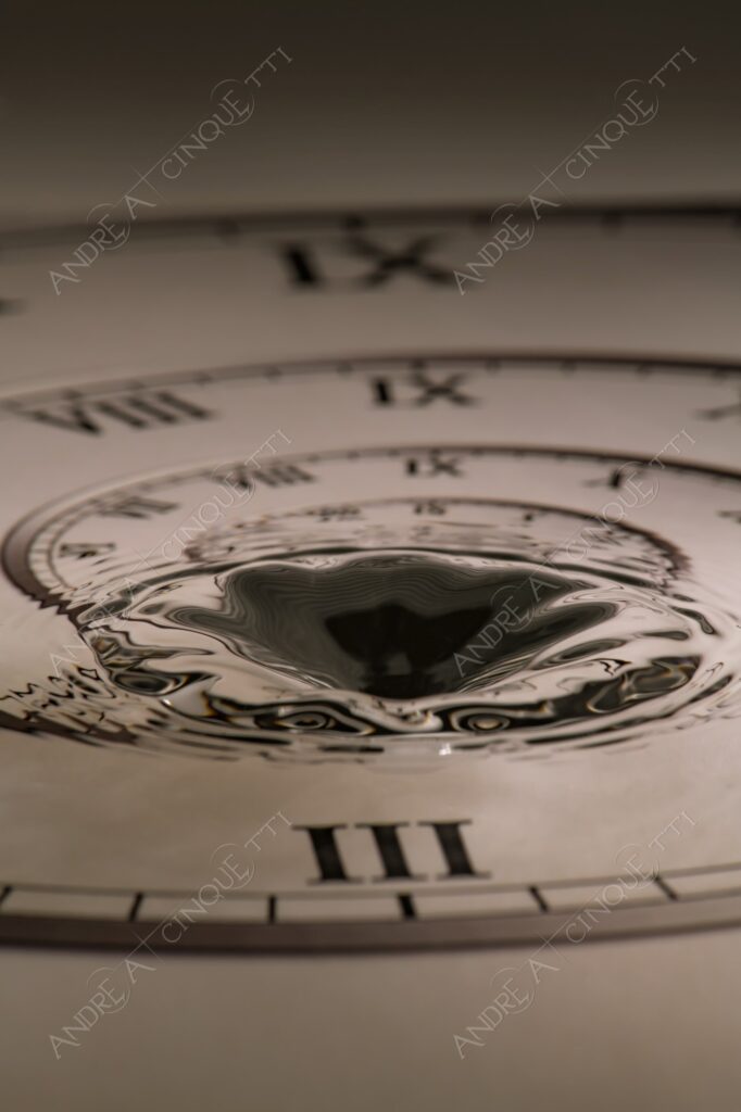 macro photography goccia gocce d'acqua water drop drops high speed sync riflessi reflections splash colori colours bounce bouncing orologio clock watch vortice wormhole
