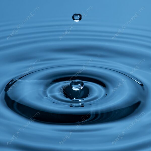 macro photography goccia gocce d'acqua water drop drops droplet droplets high speed sync studio photography riflessi reflections splash colori colours bounce bouncing