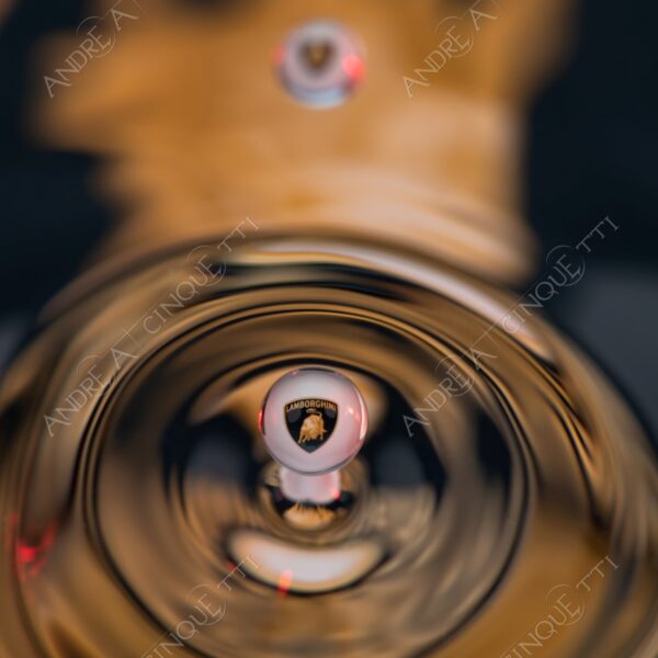 macro photography goccia gocce d'acqua water drop drops high speed sync riflessi reflections splash colori colours bounce bouncing marchio logo lamborghini