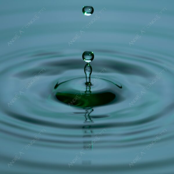 macro photography goccia gocce d'acqua water drop drops droplet droplets high speed sync studio photography riflessi reflections splash colori colours bounce bouncing