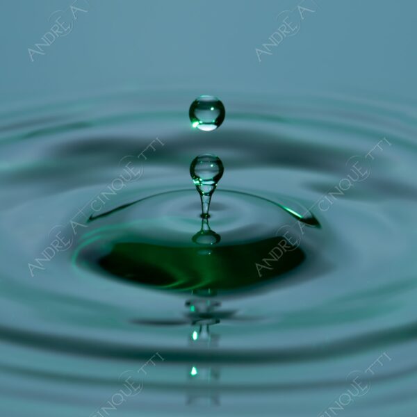 macro photography goccia gocce d'acqua water drop drops droplet droplets high speed sync studio photography riflessi reflections splash colori colours bounce bouncing