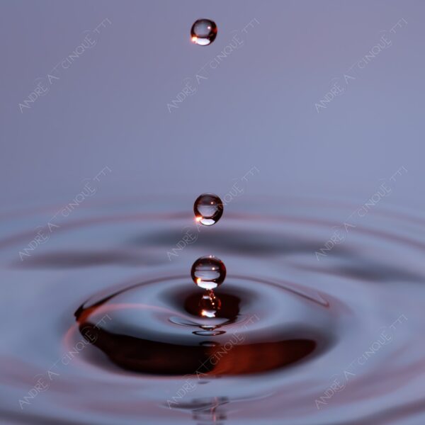 macro photography goccia gocce d'acqua water drop drops droplet droplets high speed sync studio photography riflessi reflections splash colori colours bounce bouncing