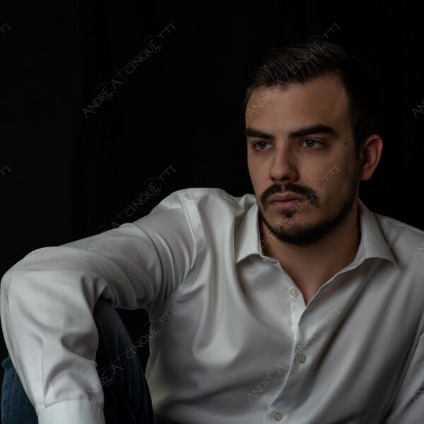 modello model fashion uomo man barba beard fotoshooting photoshoot servizio fotografico camicia bianca white shirt contrasto contrastato contrast contrasted chiaro scuro light dark ombre shadows