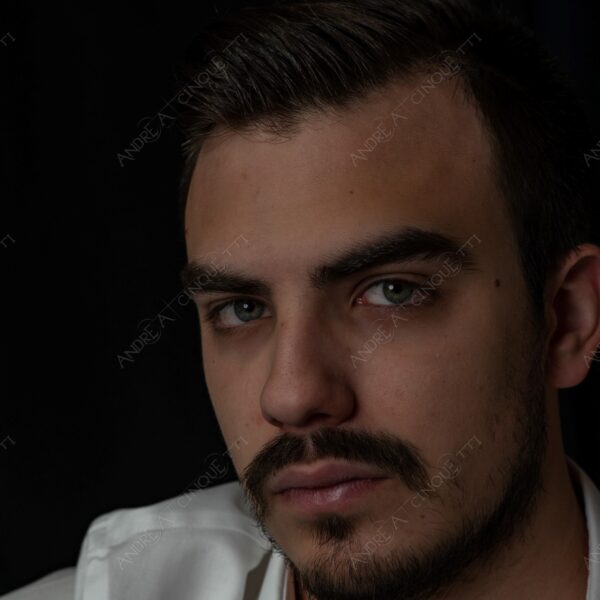 modello model fashion uomo man barba beard fotoshooting photoshoot servizio fotografico camicia bianca white shirt contrasto contrastato contrast contrasted chiaro scuro light dark ombre shadows