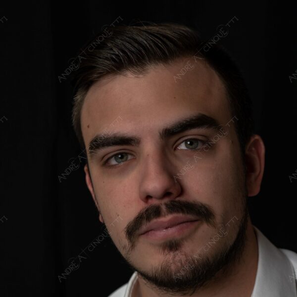 modello model fashion uomo man barba beard fotoshooting photoshoot servizio fotografico camicia bianca white shirt contrasto contrastato contrast contrasted chiaro scuro light dark ombre shadows