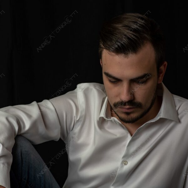 modello model fashion uomo man barba beard fotoshooting photoshoot servizio fotografico camicia bianca white shirt contrasto contrastato contrast contrasted chiaro scuro light dark ombre shadows