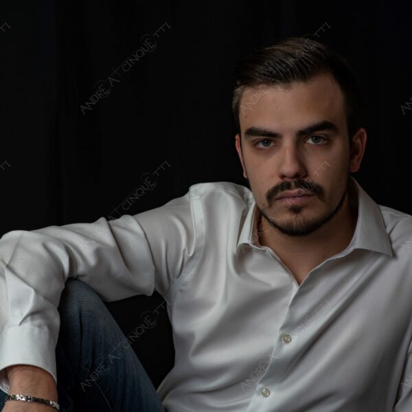 modello model fashion uomo man barba beard fotoshooting photoshoot servizio fotografico camicia bianca white shirt contrasto contrastato contrast contrasted chiaro scuro light dark ombre shadows