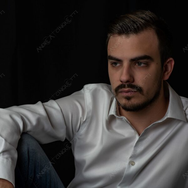 modello model fashion uomo man barba beard fotoshooting photoshoot servizio fotografico camicia bianca white shirt contrasto contrastato contrast contrasted chiaro scuro light dark ombre shadows