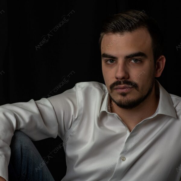 modello model fashion uomo man barba beard fotoshooting photoshoot servizio fotografico camicia bianca white shirt contrasto contrastato contrast contrasted chiaro scuro light dark ombre shadows