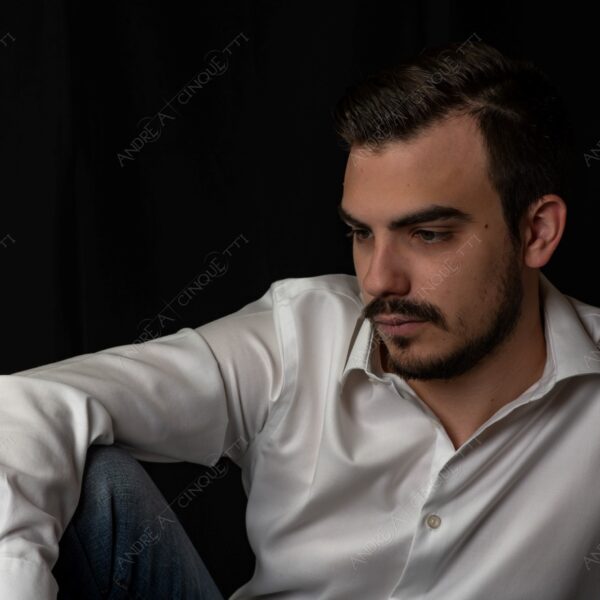 modello model fashion uomo man barba beard fotoshooting photoshoot servizio fotografico camicia bianca white shirt contrasto contrastato contrast contrasted chiaro scuro light dark ombre shadows