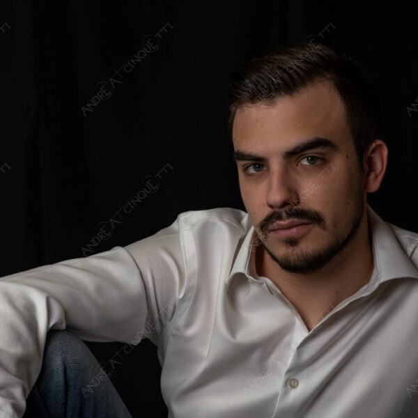modello model fashion uomo man barba beard fotoshooting photoshoot servizio fotografico camicia bianca white shirt contrasto contrastato contrast contrasted chiaro scuro light dark ombre shadows