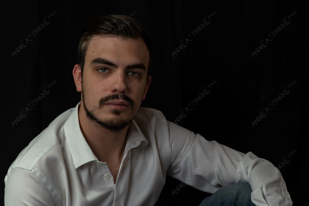 modello model fashion uomo man barba beard fotoshooting photoshoot servizio fotografico camicia bianca white shirt contrasto contrastato contrast contrasted chiaro scuro light dark ombre shadows