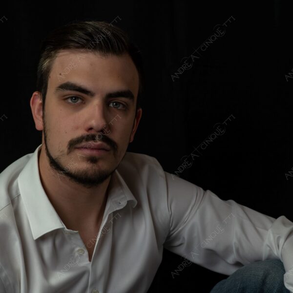 modello model fashion uomo man barba beard fotoshooting photoshoot servizio fotografico camicia bianca white shirt contrasto contrastato contrast contrasted chiaro scuro light dark ombre shadows