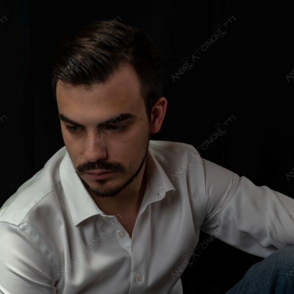 modello model fashion uomo man barba beard fotoshooting photoshoot servizio fotografico camicia bianca white shirt contrasto contrastato contrast contrasted chiaro scuro light dark ombre shadows